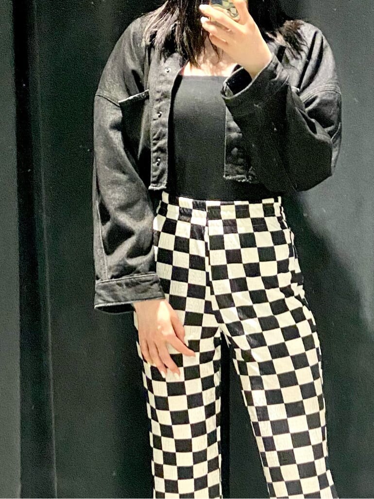 ブラック系のデニムジャケット、その他のその他パンツ、ブラック系のブーツを着用したレディースの春コーディネートの4枚目の写真