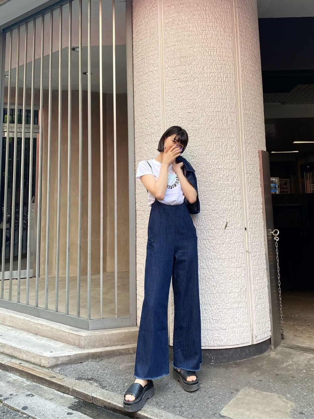 ブルー系のシャツ/ブラウス、ブルー系のサロペット/オーバーオール、ホワイト系のTシャツ/カットソーを着用したレディースの夏コーディネートの2枚目の写真