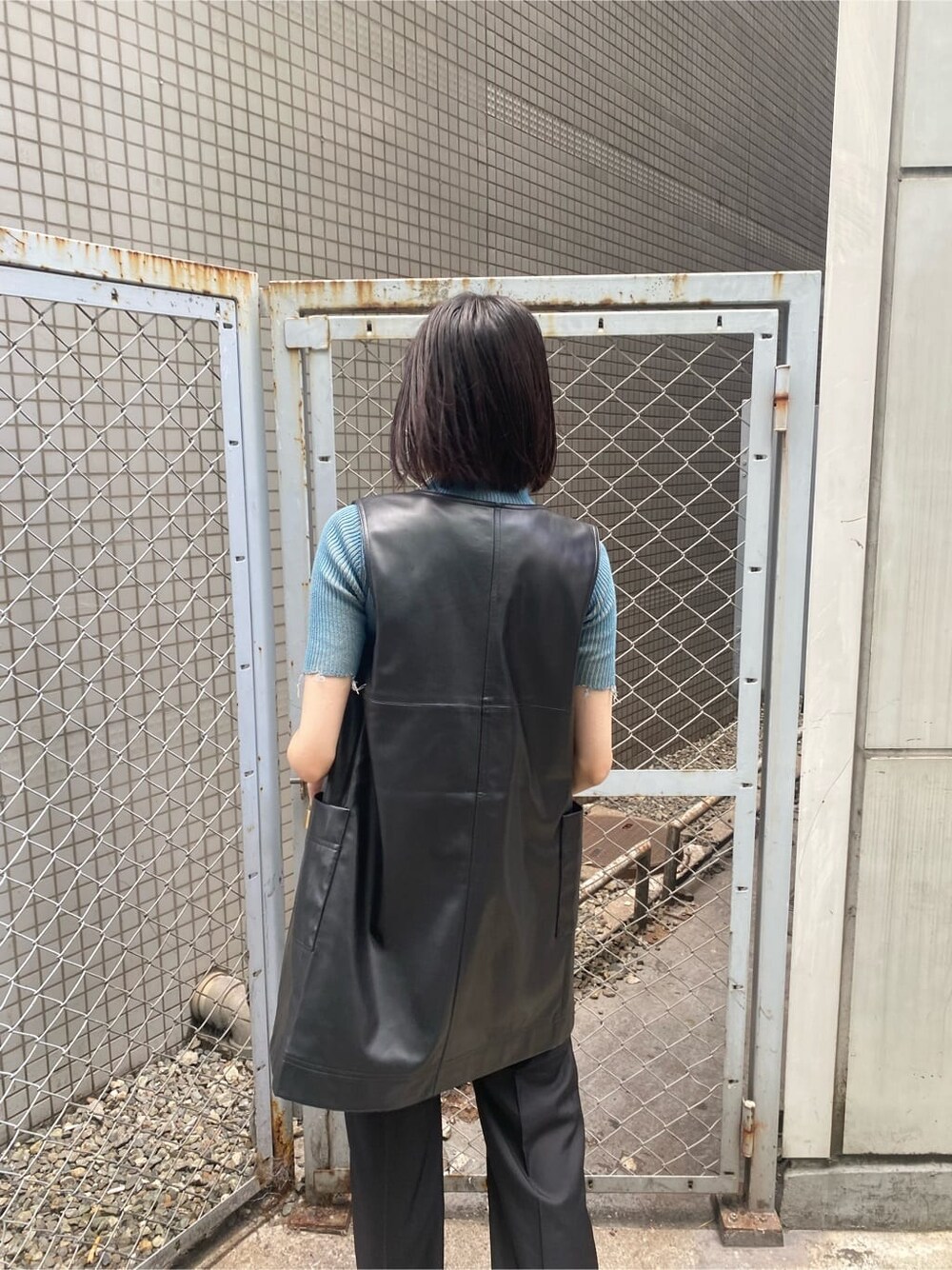 ブラック系のその他パンツ、ブラック系のワンピース、ブルー系のニット/セーターを着用したレディースの夏コーディネートの3枚目の写真