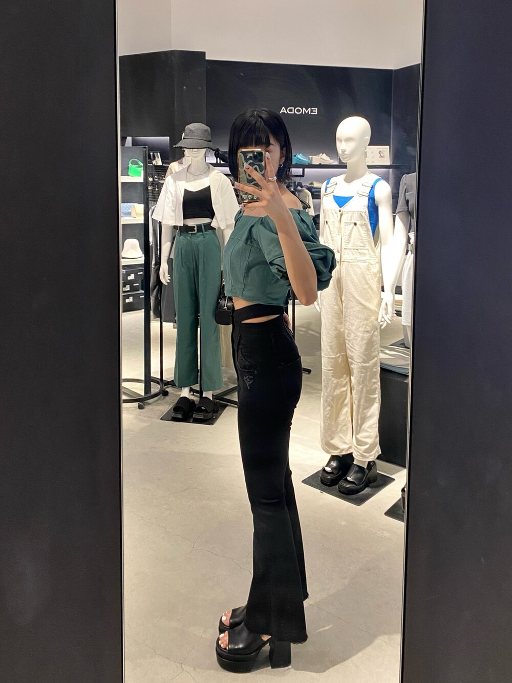 ブラック系のサンダル、ブラック系のデニムパンツ、グリーン系のシャツ/ブラウスを着用したレディースの春コーディネートの2枚目の写真