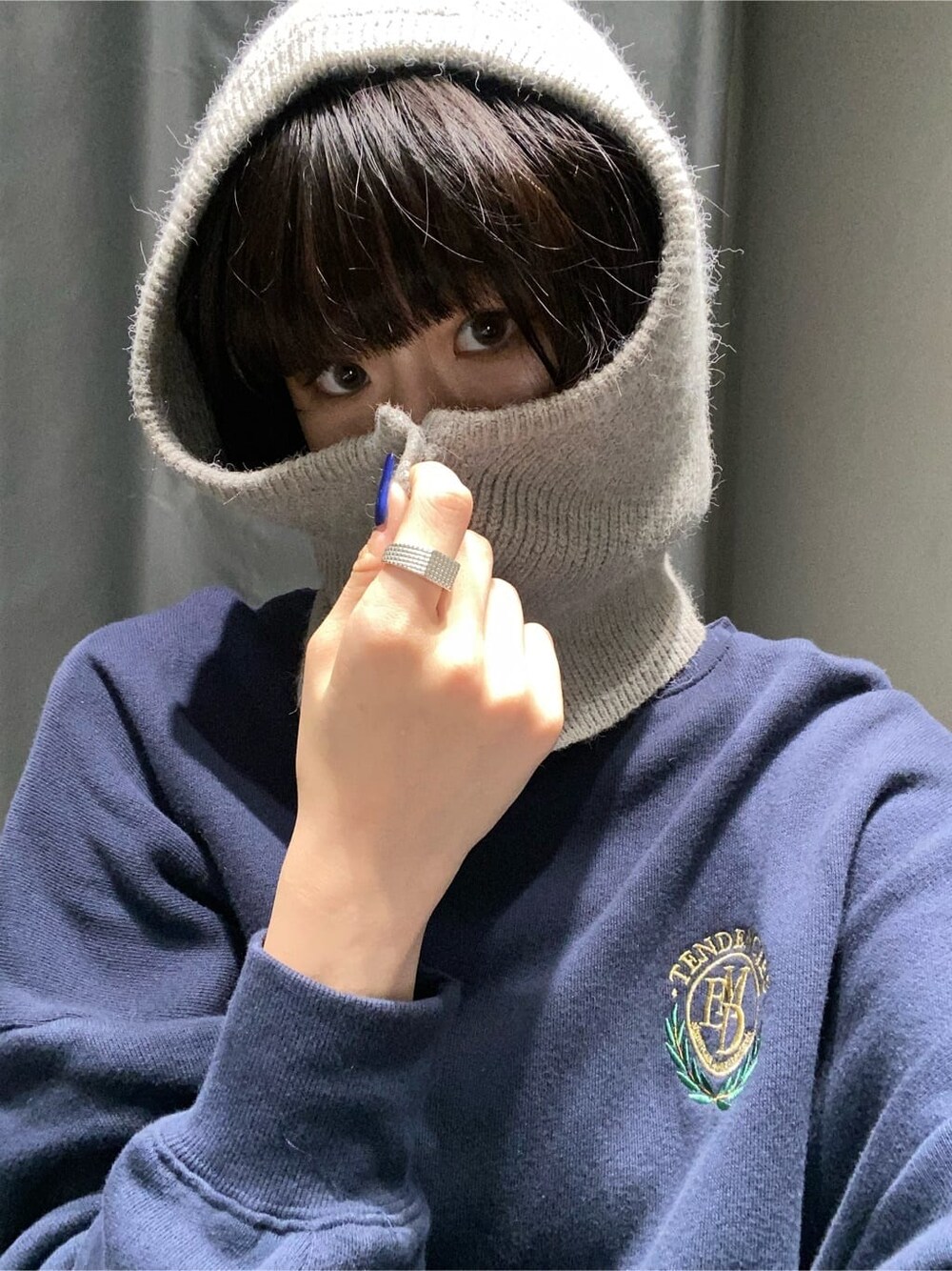 ブルー系のスウェット、グレー系のニットキャップ/ビーニーを着用したレディースの秋コーディネートの2枚目の写真