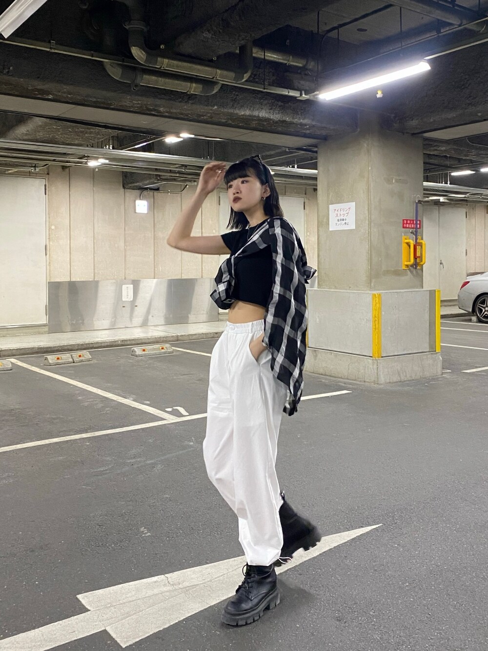 ホワイト系のその他パンツ、ブラック系のブーツ、ブラック系のTシャツ/カットソーを着用したレディースの春コーディネートの3枚目の写真