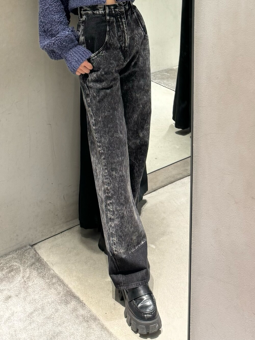 ブラック系のデニムパンツ、ブルー系のニット/セーター、ブラック系のローファーを着用したレディースの秋コーディネートの7枚目の写真