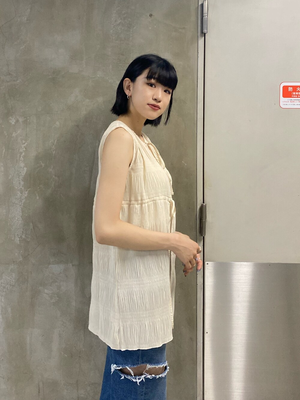 ブラック系のサンダル、ブルー系のデニムパンツ、ホワイト系のTシャツ/カットソーを着用したレディースの夏コーディネートの8枚目の写真