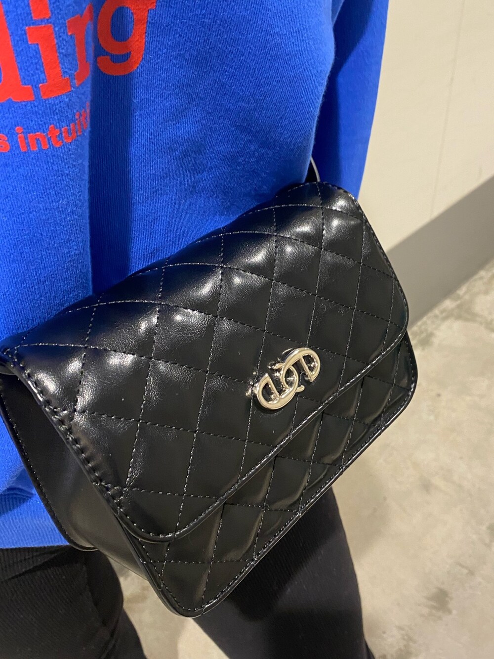 ブラック系のブーツ、ブラック系のその他パンツ、ブルー系のスウェットを着用したレディースの冬コーディネートの9枚目の写真