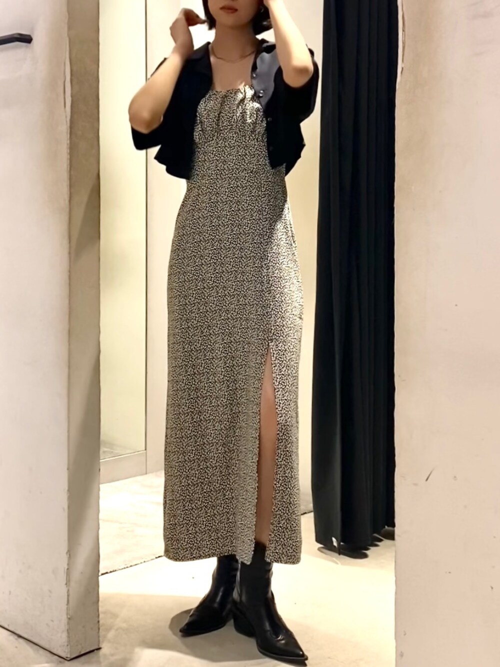 その他のワンピース、ブラック系のブーツ、ブラック系のシャツ/ブラウスを着用したレディースの夏コーディネートの5枚目の写真