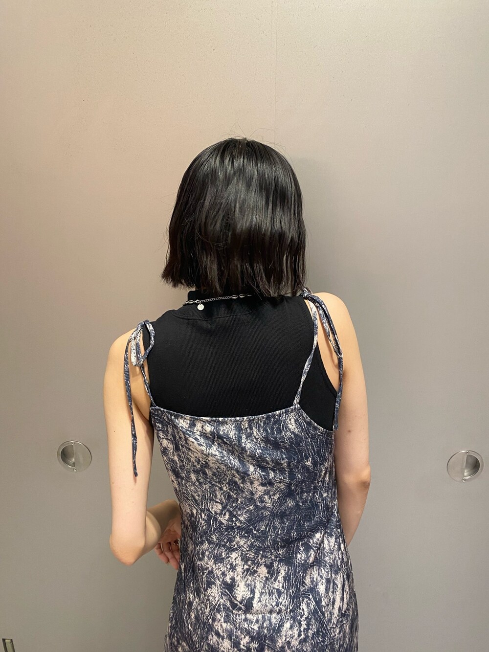 ブラック系のサンダル、その他のワンピース、ブラック系のタンクトップを着用したレディースの夏コーディネートの8枚目の写真