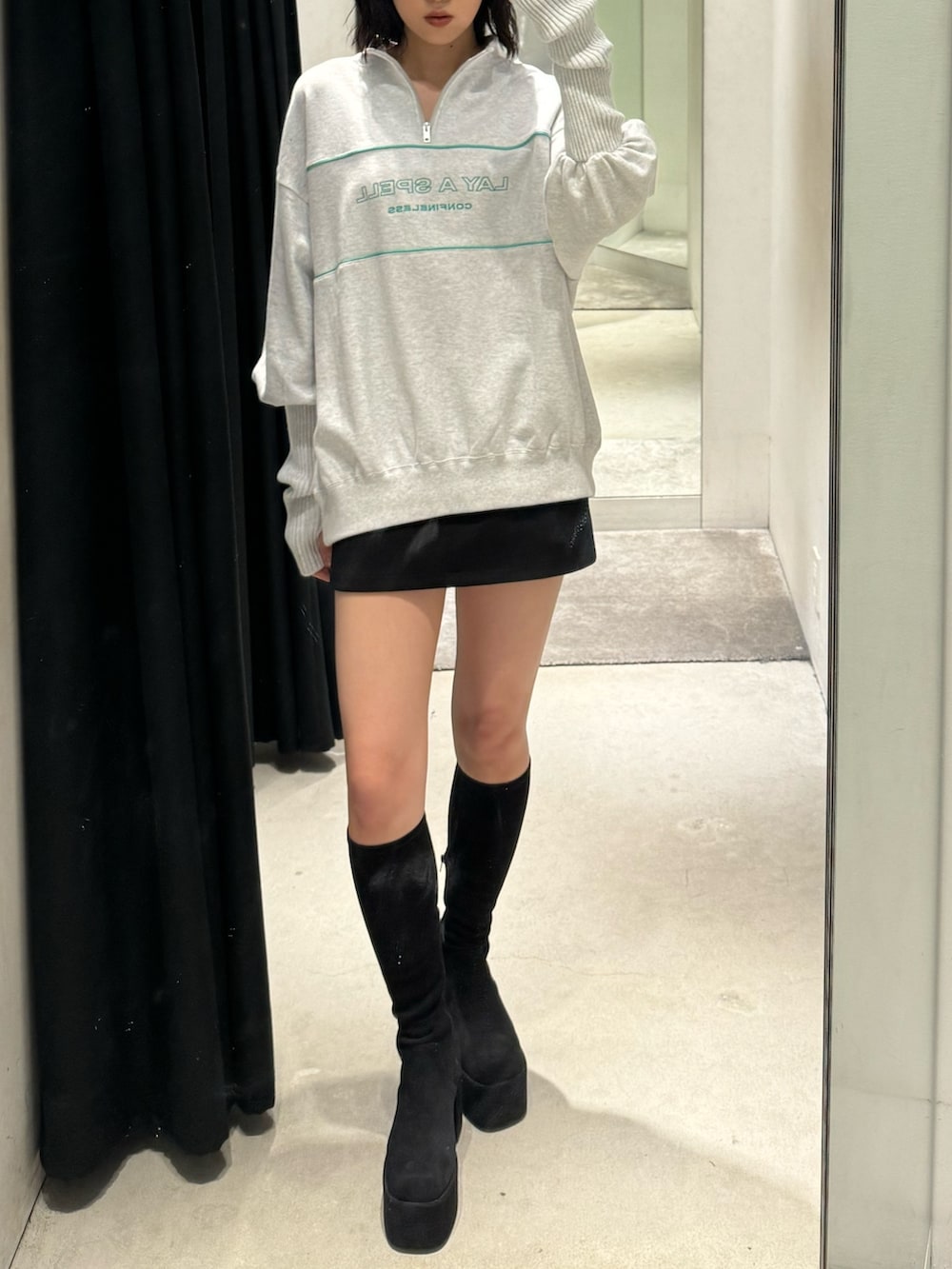 その他のブーツ、ブラック系のスカート、グレー系のスウェットを着用したレディースの秋コーディネートの3枚目の写真