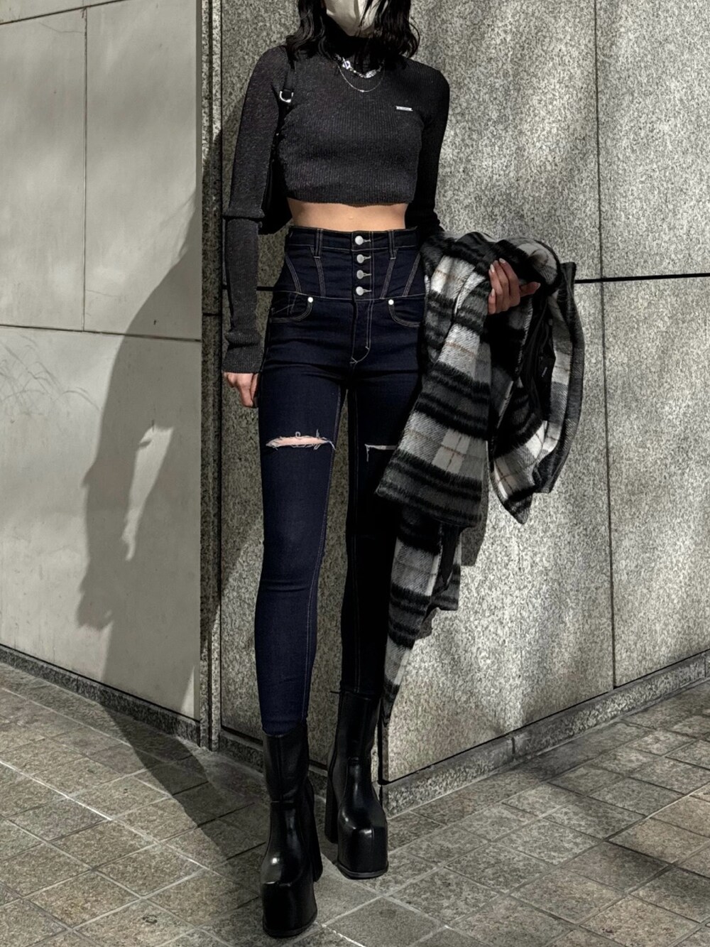 ブラック系のブーツ、ブルー系のデニムパンツ、その他のチェスターコートを着用したレディースの冬コーディネートの5枚目の写真