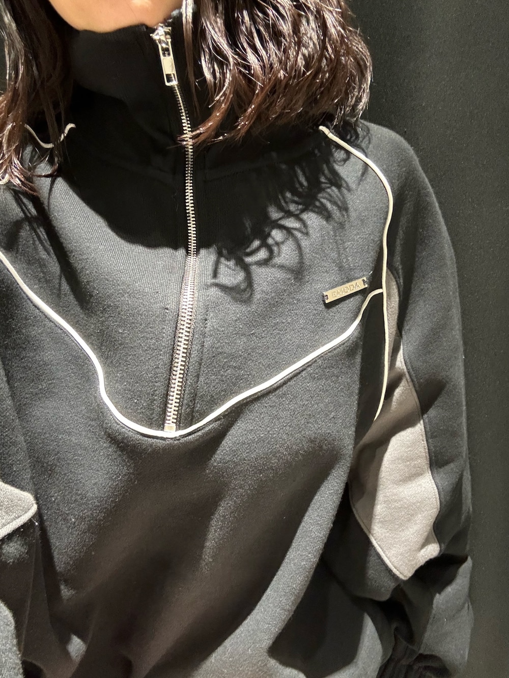 ブラック系のブーツ、その他のスカート、ブラック系のTシャツ/カットソーを着用したレディースの冬コーディネートの6枚目の写真