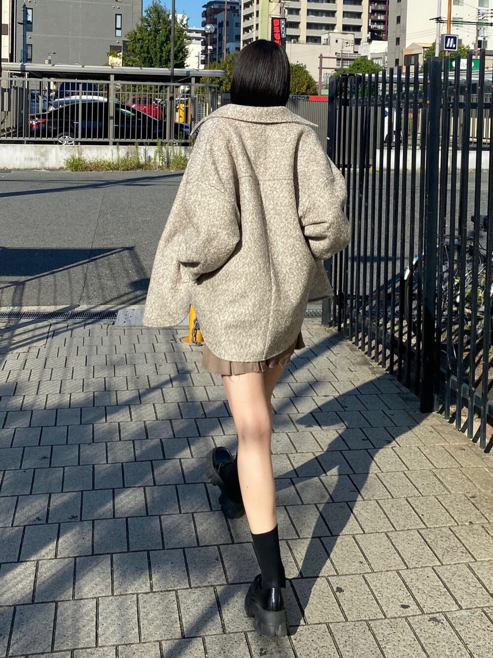 ブラック系のローファー、ブラック系のローファー、ベージュ系のスカートを着用したレディースの秋コーディネートの3枚目の写真