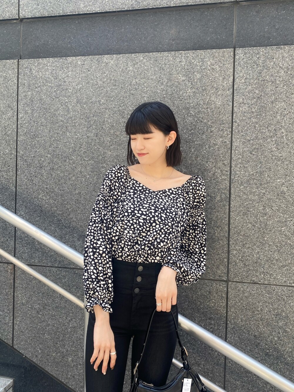 その他のシャツ/ブラウス、ブラック系のデニムパンツ、ブラック系のサンダルを着用したレディースの春コーディネートの9枚目の写真