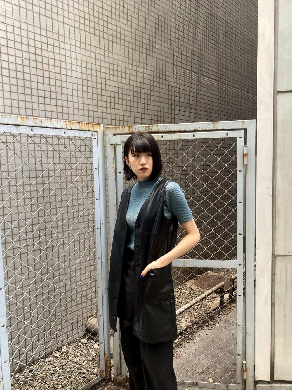 ブラック系のその他パンツ、ブラック系のワンピース、ブルー系のニット/セーターを着用したレディースの夏コーディネートの7枚目の写真