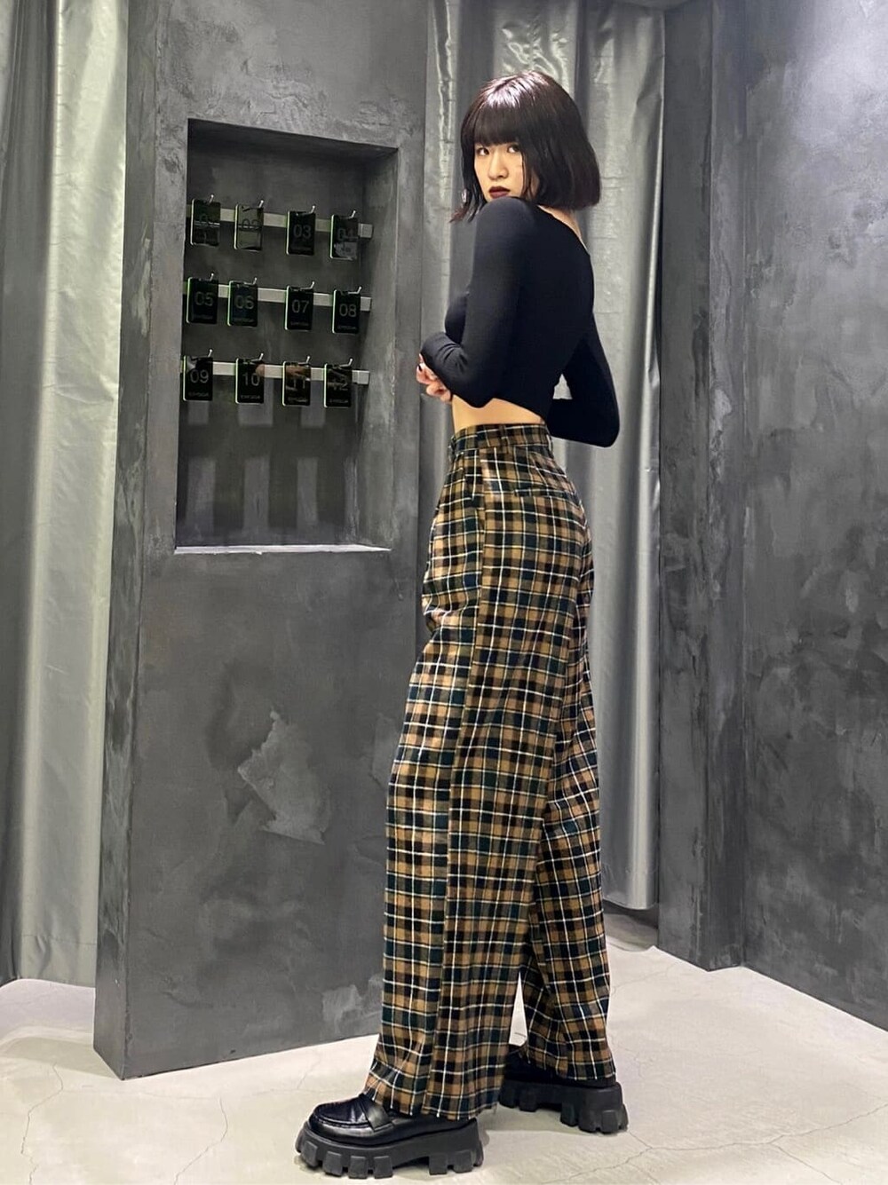 その他のテーラードジャケット、ブラック系のローファー、その他のその他パンツを着用したレディースの秋コーディネートの6枚目の写真