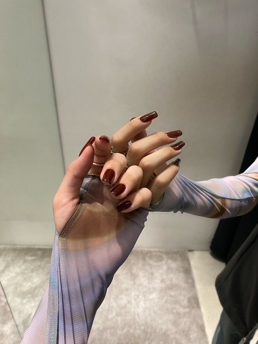 ブラック系のブーツ、ブラック系のその他パンツ、その他のTシャツ/カットソーを着用したレディースの秋コーディネートの9枚目の写真