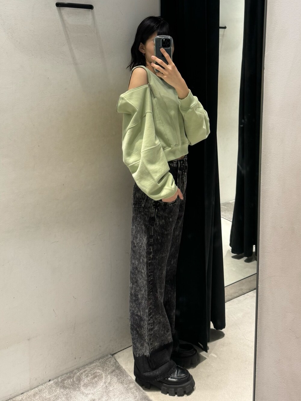 ブラック系のデニムパンツ、ブラック系のTシャツ/カットソーを着用したレディースの秋コーディネートの2枚目の写真