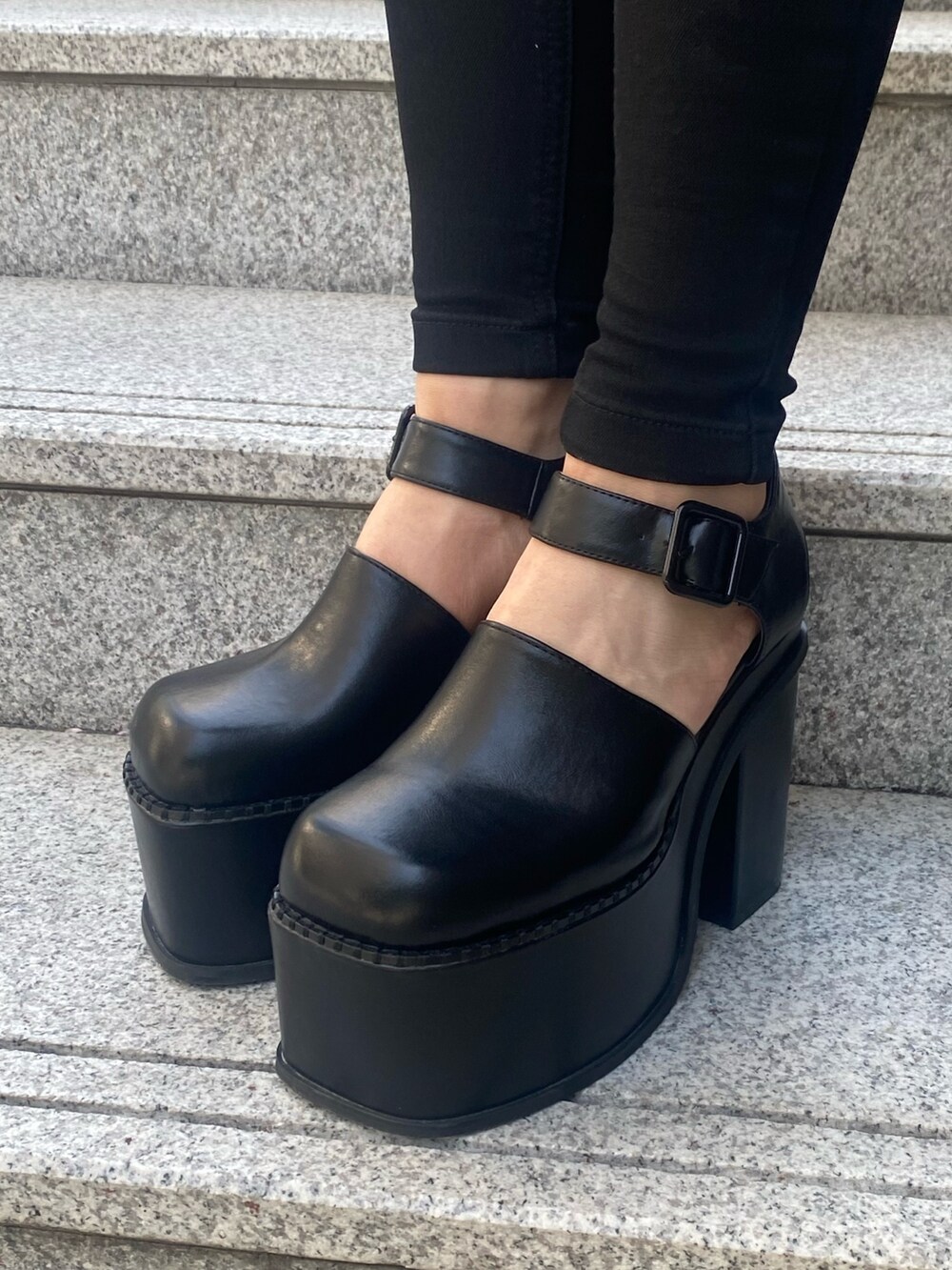 その他のシャツ/ブラウス、ブラック系のデニムパンツ、ブラック系のサンダルを着用したレディースの春コーディネートの10枚目の写真