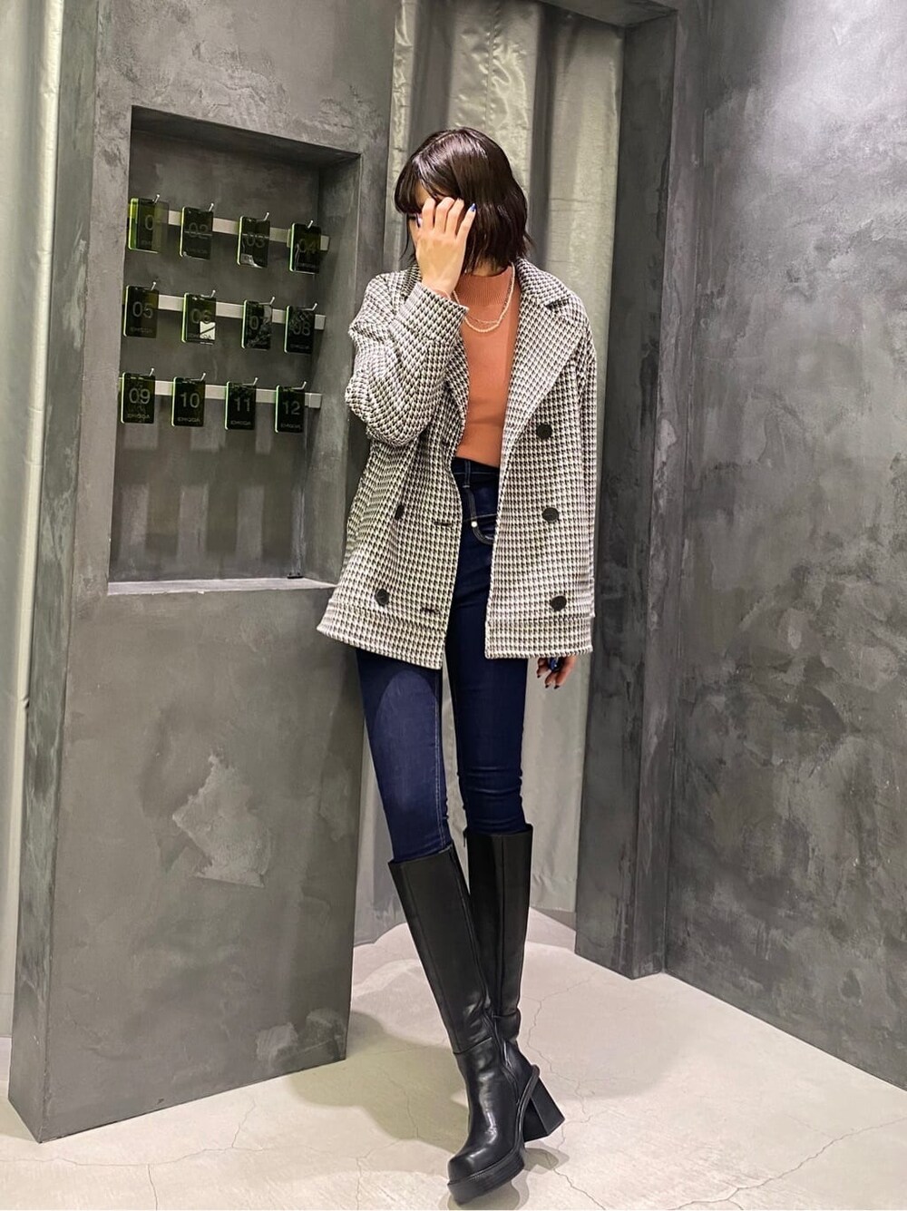 ブラック系のブーツ、その他のテーラードジャケット、ブルー系のデニムパンツを着用したレディースの秋コーディネートの3枚目の写真