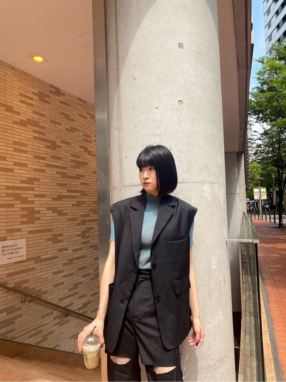 ブラック系のベスト、ブラック系のその他パンツ、ブルー系のニット/セーターを着用したレディースの夏コーディネートの7枚目の写真