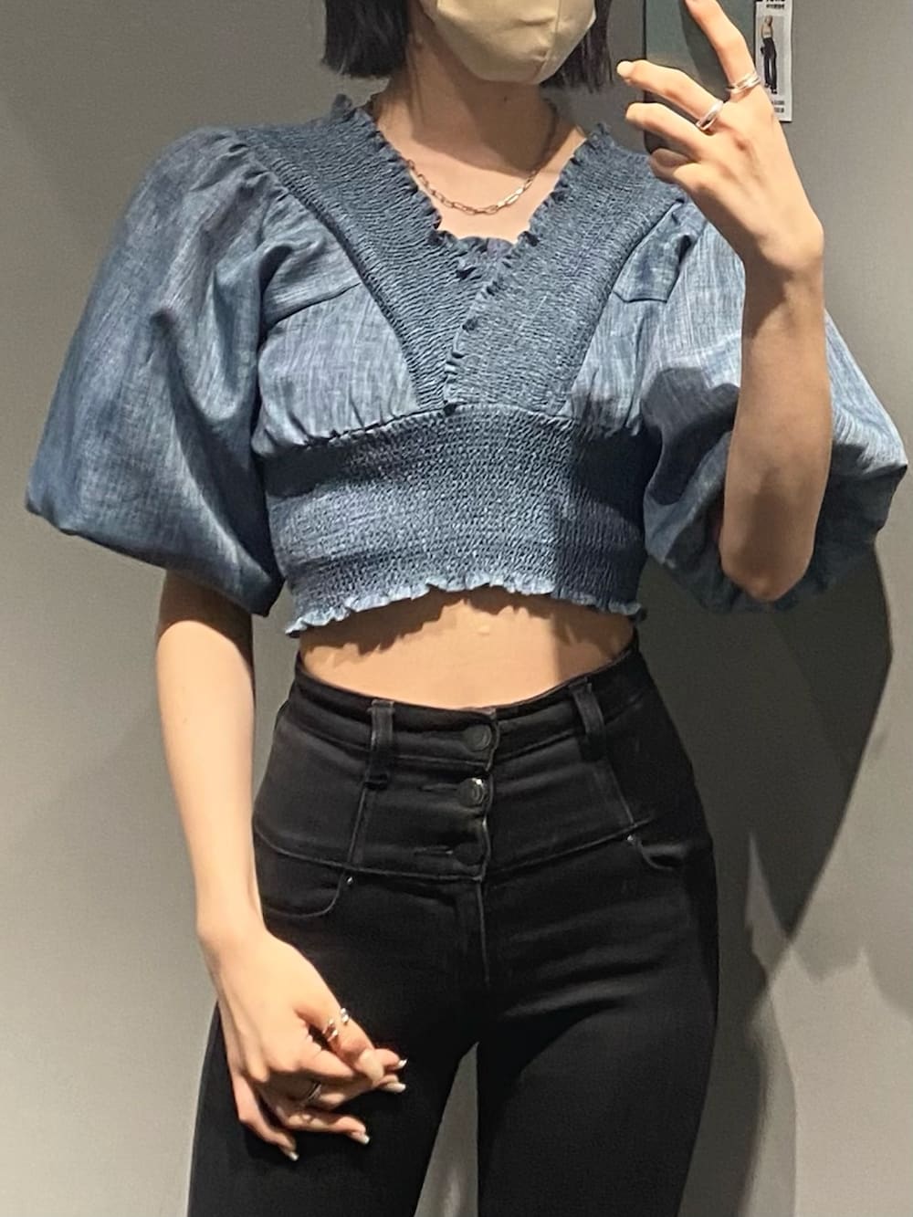 ブラック系のデニムパンツ、ブラック系のサンダル、ブルー系のTシャツ/カットソーを着用したレディースの夏コーディネートの4枚目の写真