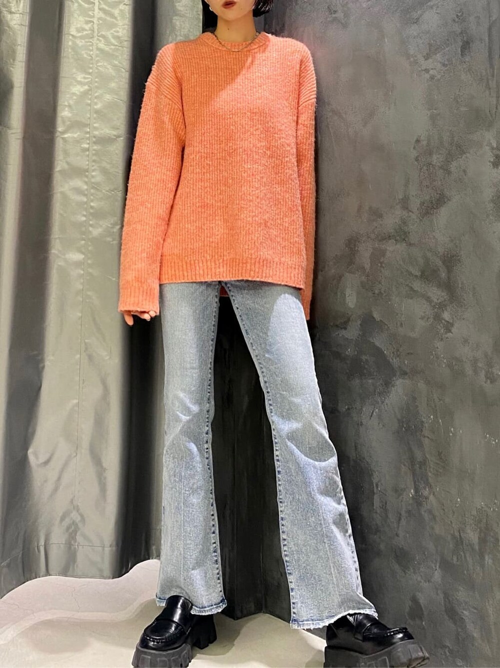 ブルー系のデニムパンツ、ピンク系のニット/セーターを着用したレディースの秋コーディネートの2枚目の写真