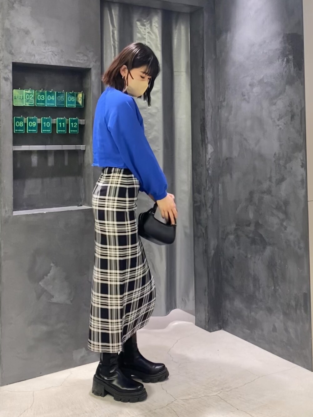 その他のスカート、ブラック系のブーツ、ブラック系のハンドバッグを着用したレディースの冬コーディネートの7枚目の写真