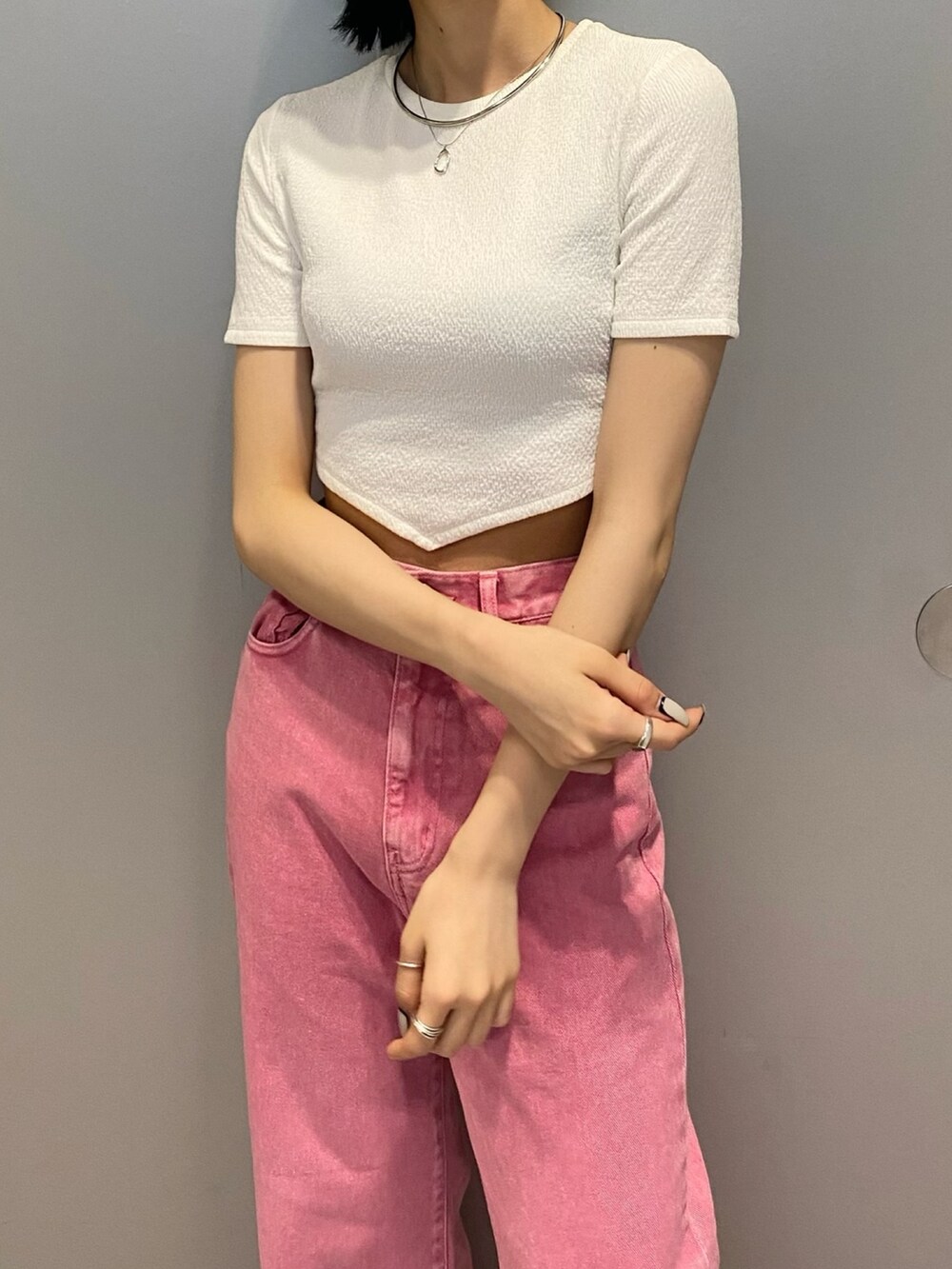 ホワイト系のサンダル、ピンク系のデニムパンツ、ホワイト系のTシャツ/カットソーを着用したレディースの春コーディネートの6枚目の写真