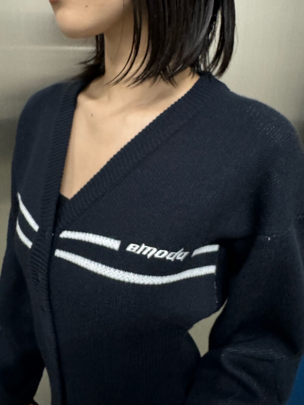 ブラック系のブーツ、ブルー系のその他パンツ、ブルー系のカーディガン/ボレロを着用したレディースの秋コーディネートの6枚目の写真