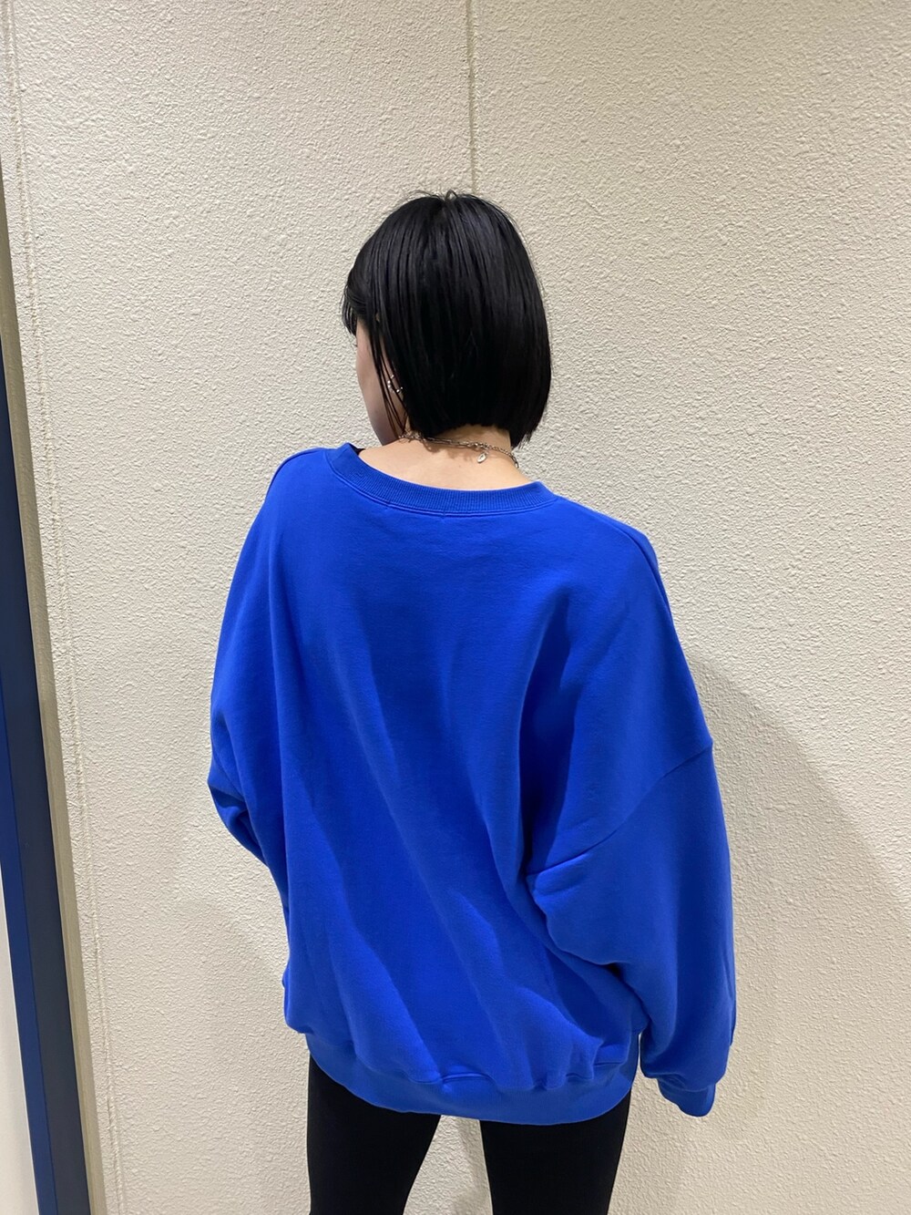 ブラック系のブーツ、ブラック系のその他パンツ、ブルー系のスウェットを着用したレディースの冬コーディネートの8枚目の写真