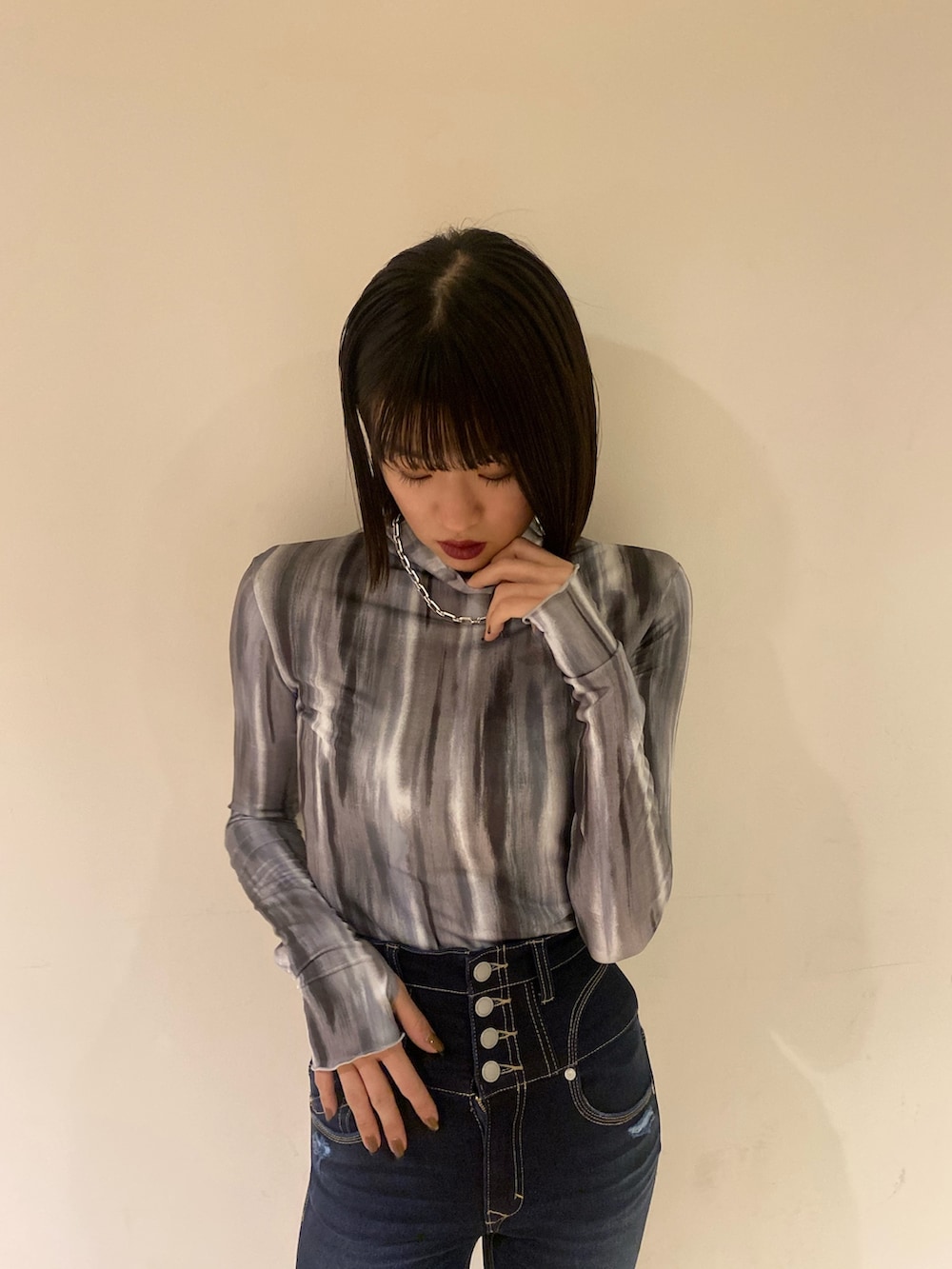 ブルー系のデニムパンツ、ブラック系のブーツ、ブラック系のMA-1を着用したレディースの秋コーディネートの7枚目の写真