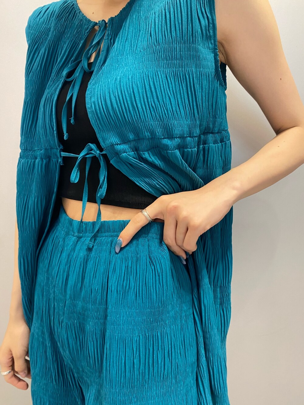 ブルー系のその他パンツ、ブラック系のキャミソール、ブルー系のTシャツ/カットソーを着用したレディースの夏コーディネートの10枚目の写真