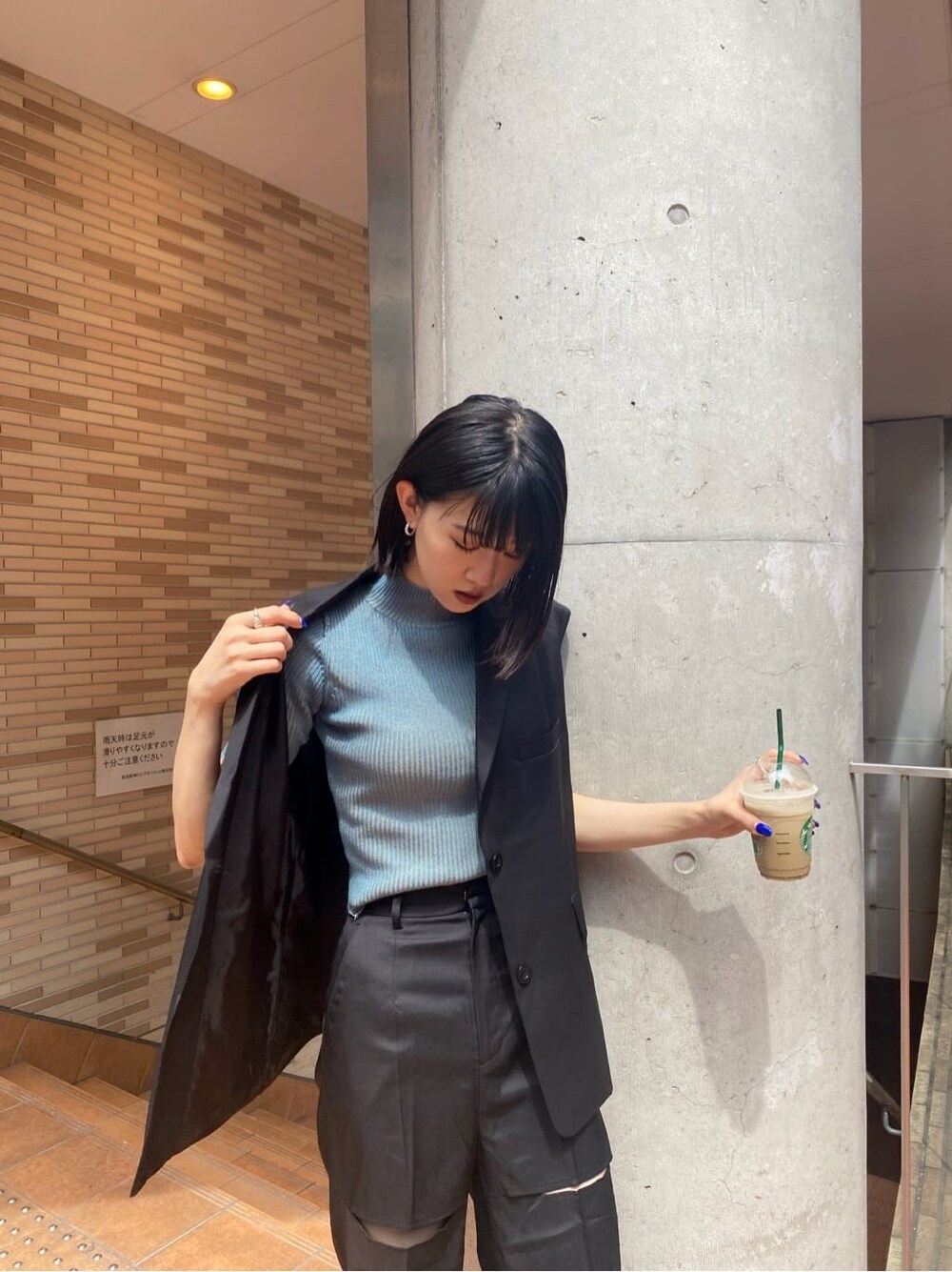 ブラック系のベスト、ブラック系のその他パンツ、ブルー系のニット/セーターを着用したレディースの夏コーディネートの3枚目の写真