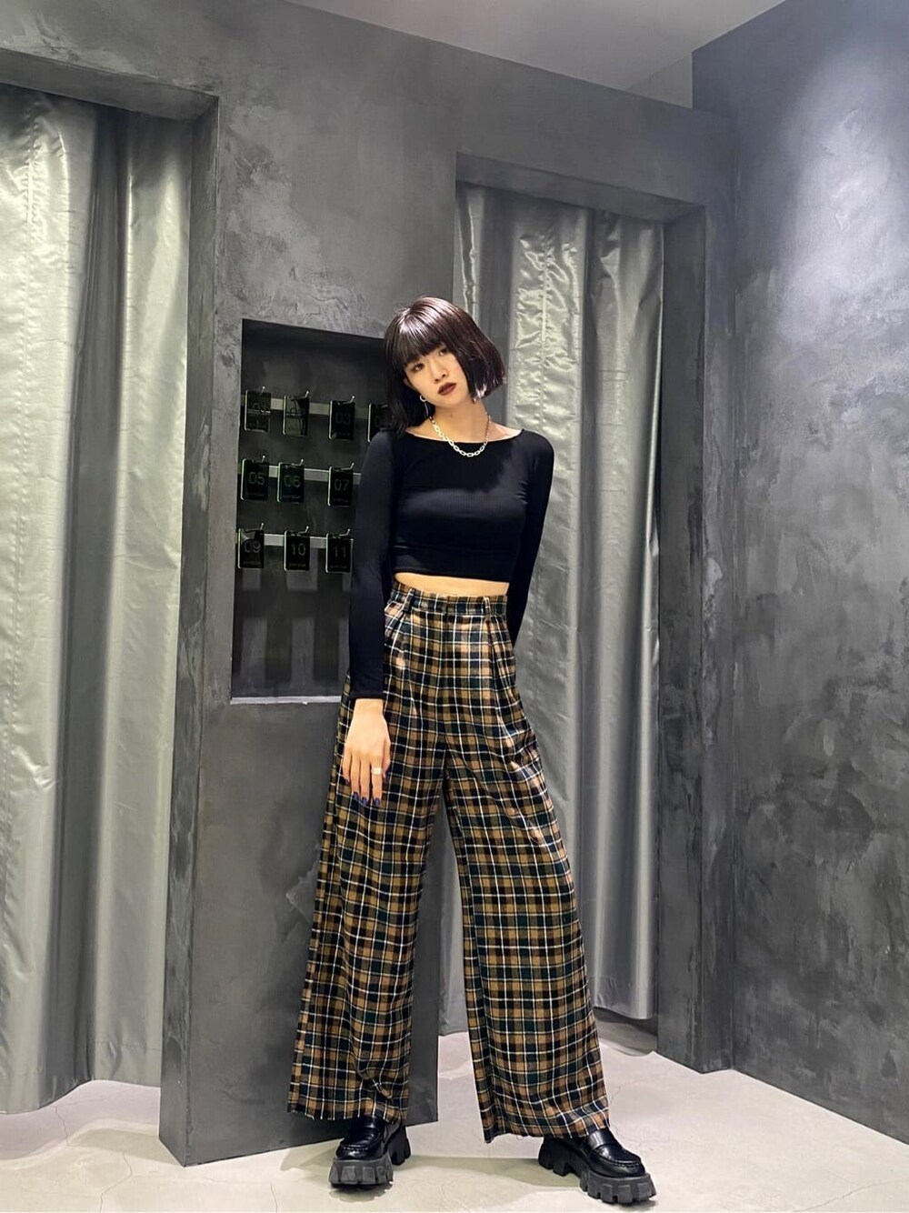 その他のテーラードジャケット、ブラック系のローファー、その他のその他パンツを着用したレディースの秋コーディネートの5枚目の写真