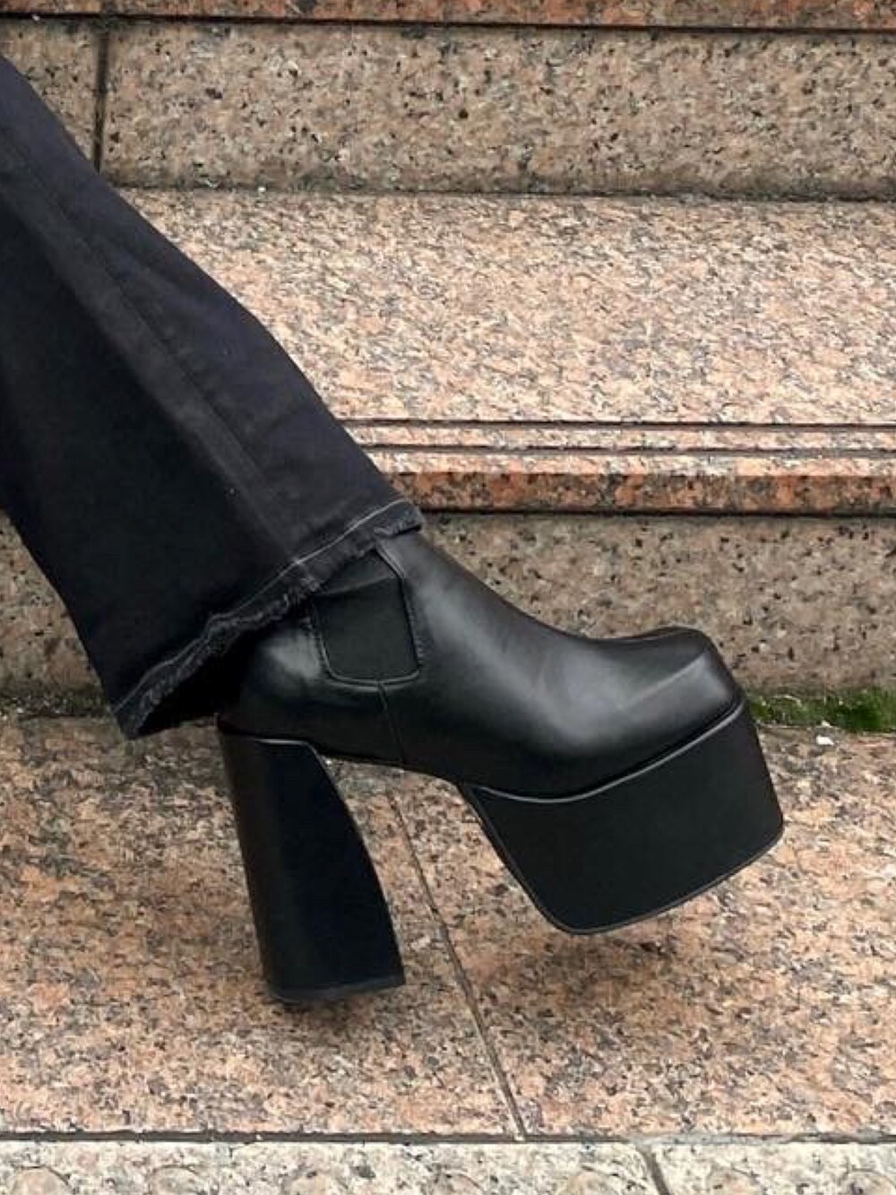 ブラック系のブーツ、ブラック系のニット/セーター、その他のスカートを着用したレディースの冬コーディネートの10枚目の写真