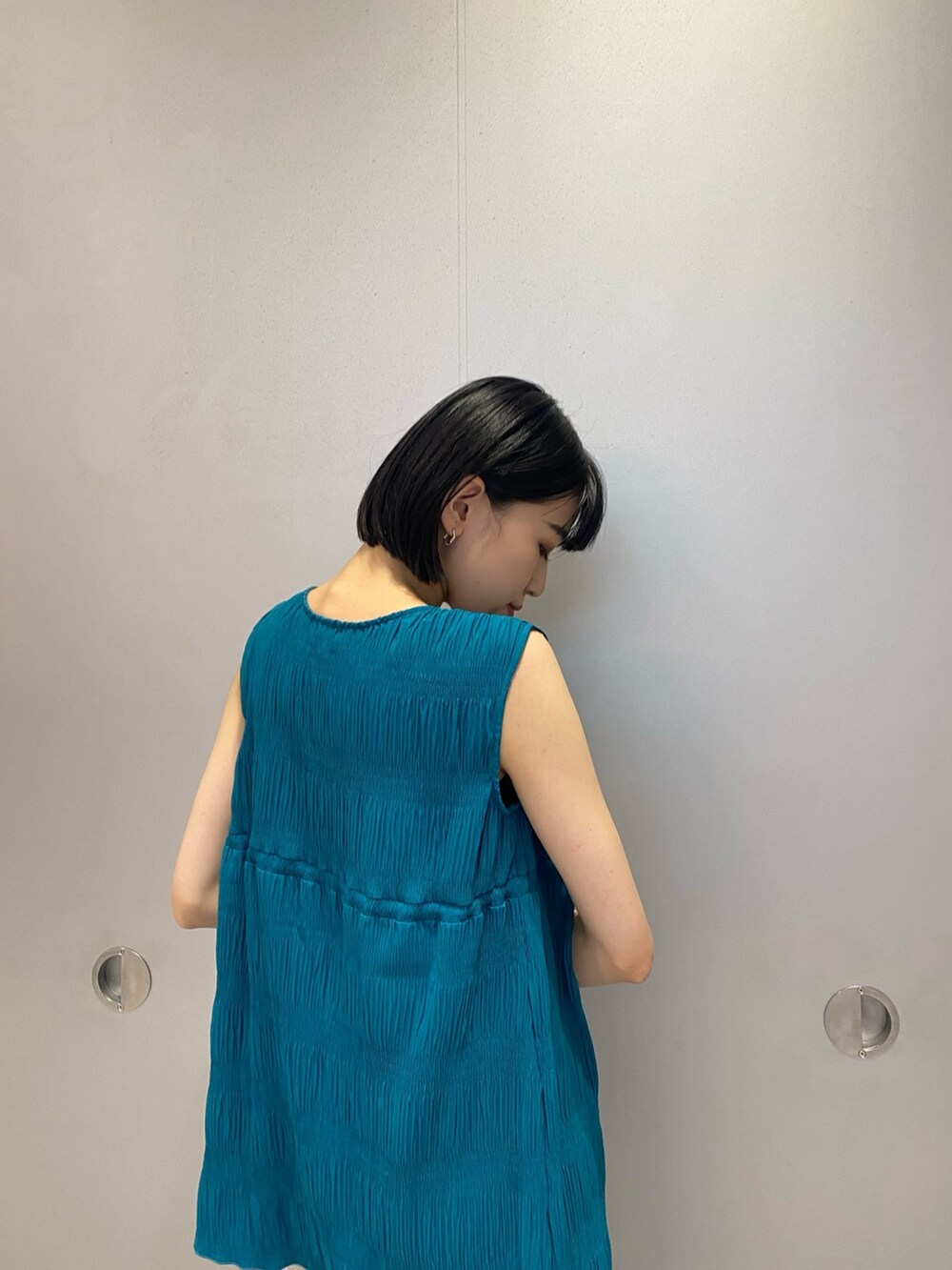 ブルー系のその他パンツ、ブラック系のキャミソール、ブルー系のTシャツ/カットソーを着用したレディースの夏コーディネートの7枚目の写真