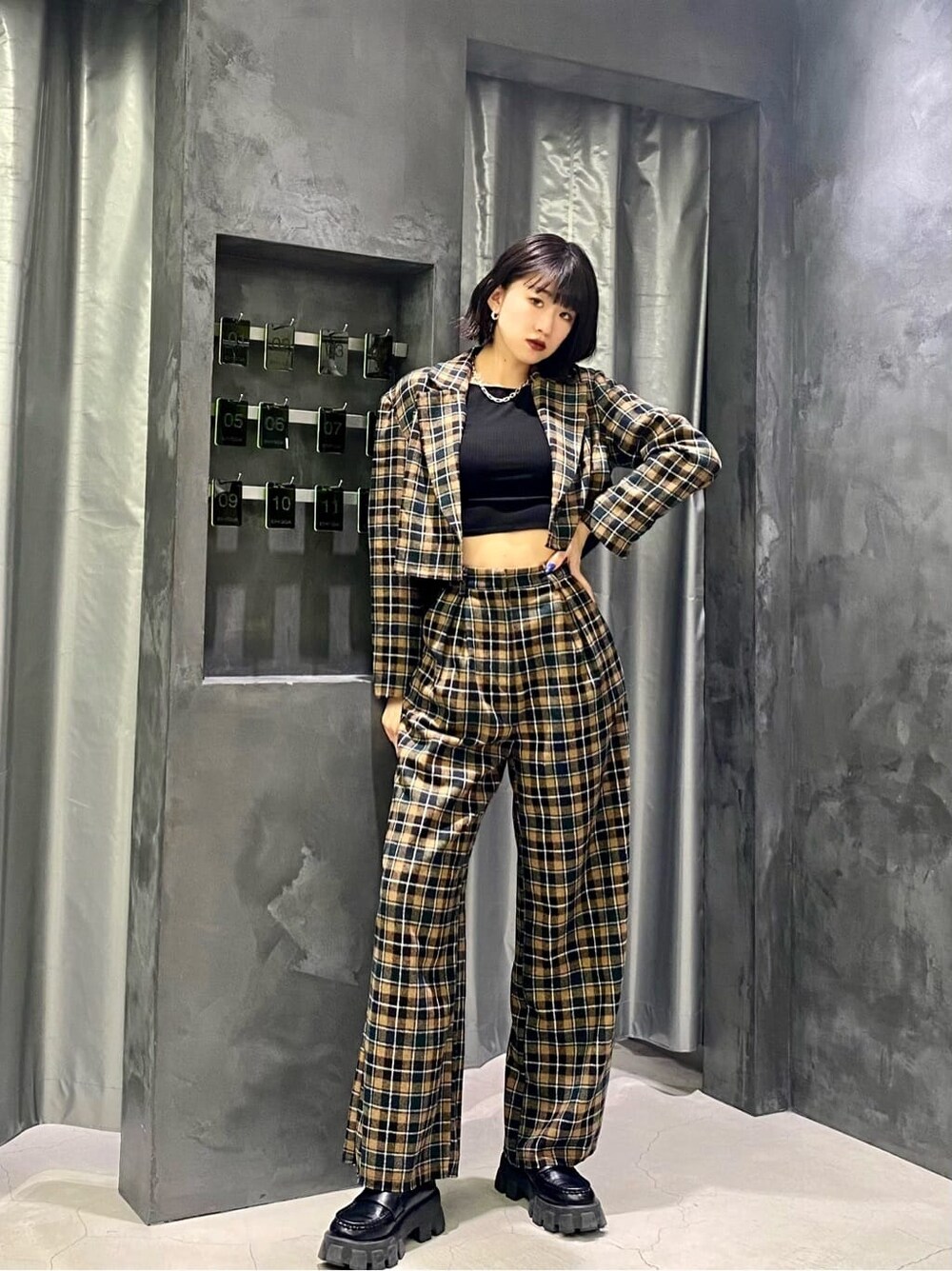 その他のテーラードジャケット、ブラック系のローファー、その他のその他パンツを着用したレディースの秋コーディネートの2枚目の写真