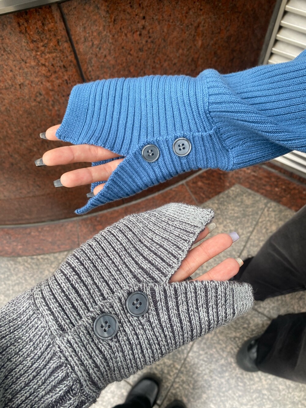 ブラック系のブーツ、ブラック系のデニムパンツ、ブルー系のニット/セーターを着用したレディースの秋コーディネートの10枚目の写真