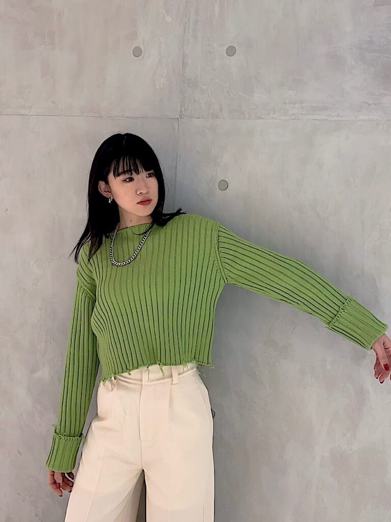 ブラック系のブーツ、ホワイト系のその他パンツ、イエロー系のニット/セーターを着用したレディースの冬コーディネートの3枚目の写真