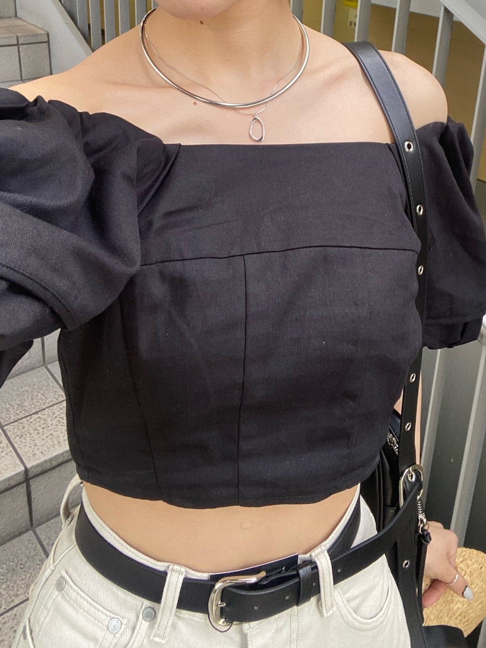 ブラック系のサンダル、ホワイト系のデニムパンツ、ブラック系のシャツ/ブラウスを着用したレディースの春コーディネートの9枚目の写真