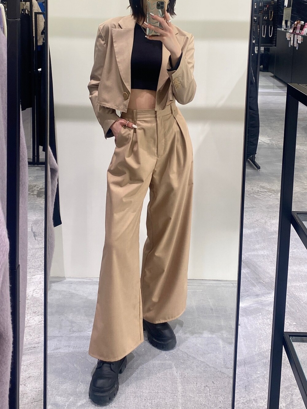 ブラック系のブーツ、ベージュ系のその他パンツ、ベージュ系のテーラードジャケットを着用したレディースの冬コーディネートの2枚目の写真