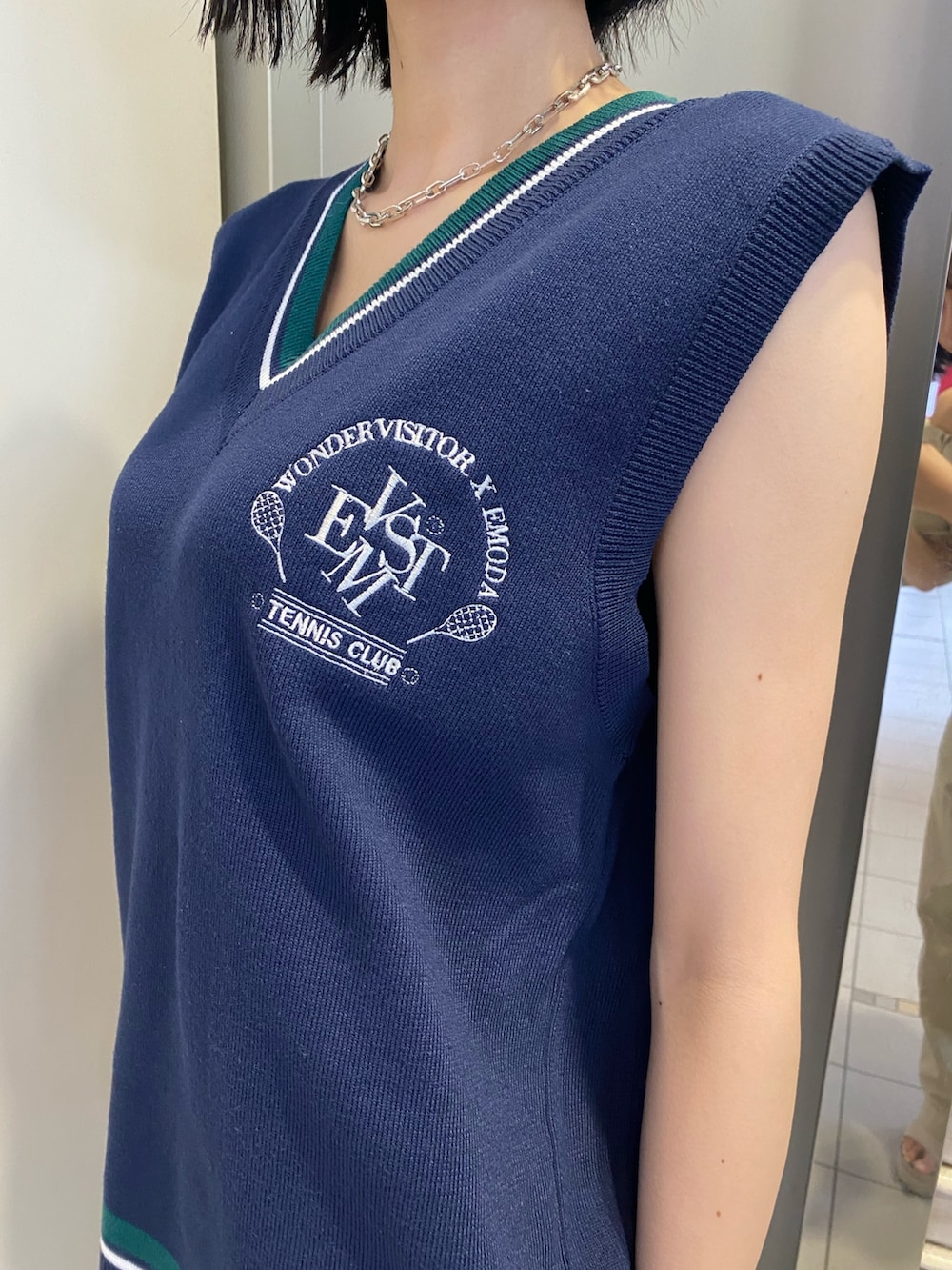 ブラック系のサンダル、ブルー系のデニムパンツ、ブルー系のベストを着用したレディースの春コーディネートの8枚目の写真