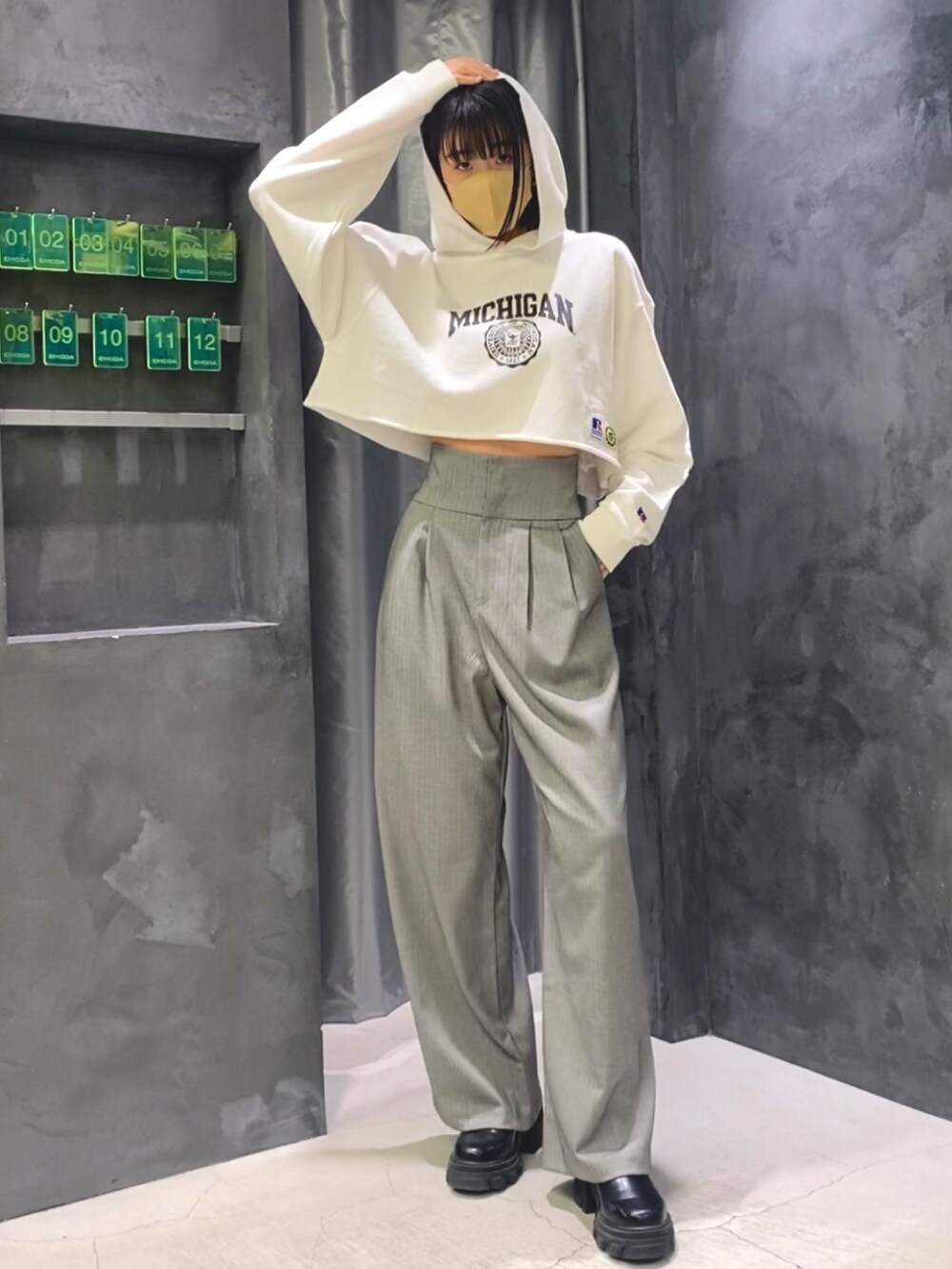 ブラック系のブーツ、グレー系のその他パンツ、ホワイト系のパーカーを着用したレディースの冬コーディネートの2枚目の写真