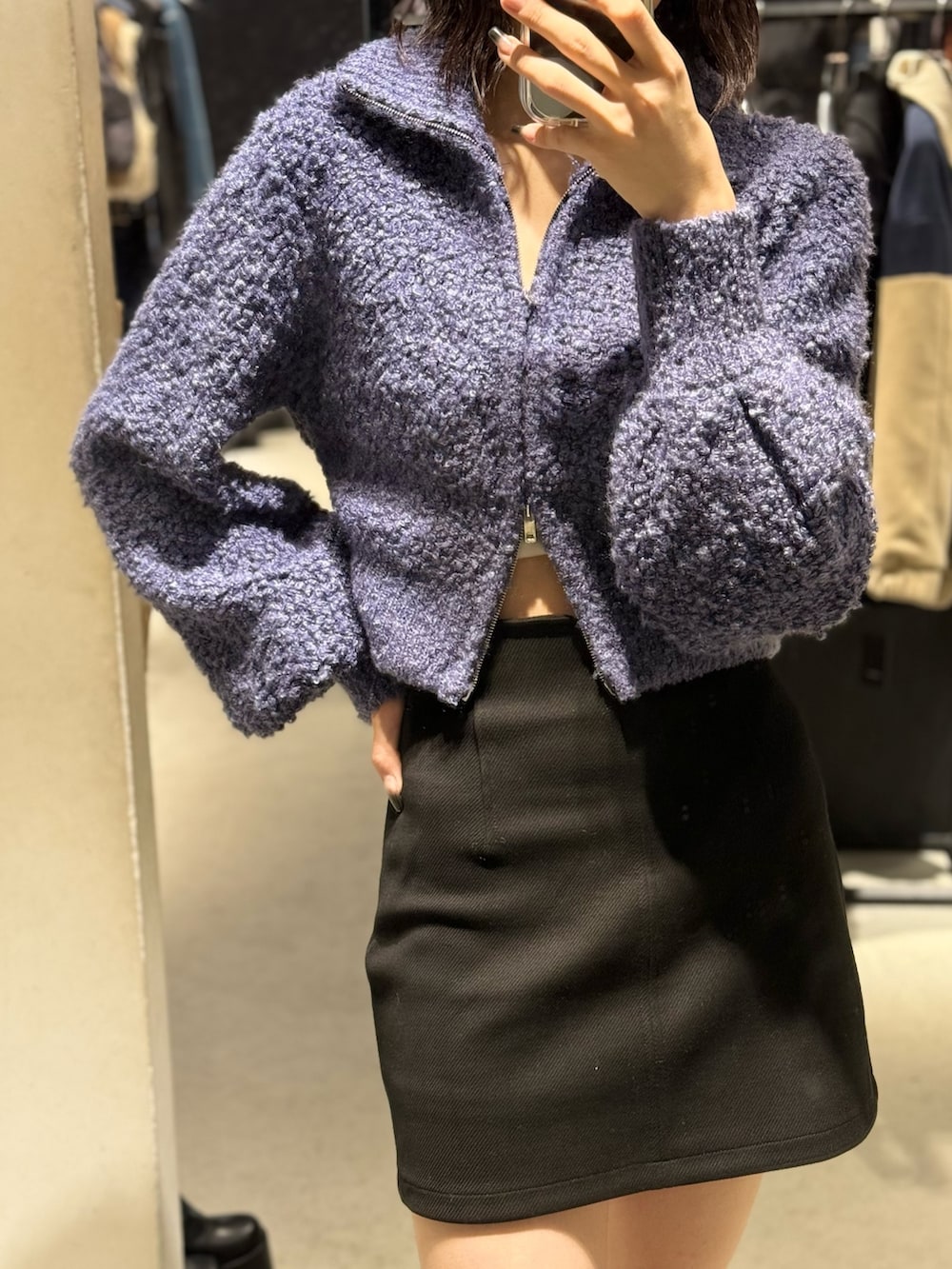 その他のブーツ、ブラック系のスカート、ブルー系のニット/セーターを着用したレディースの秋コーディネートの4枚目の写真