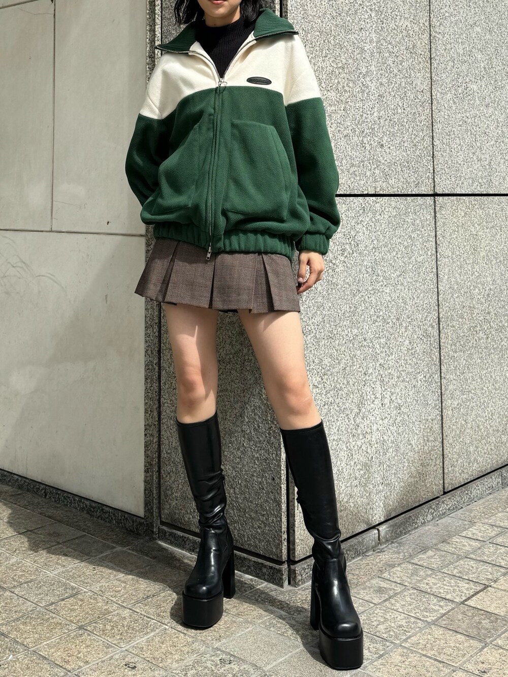 ブラック系のブーツ、その他のスカート、グリーン系のブルゾンを着用したレディースの秋コーディネートの8枚目の写真