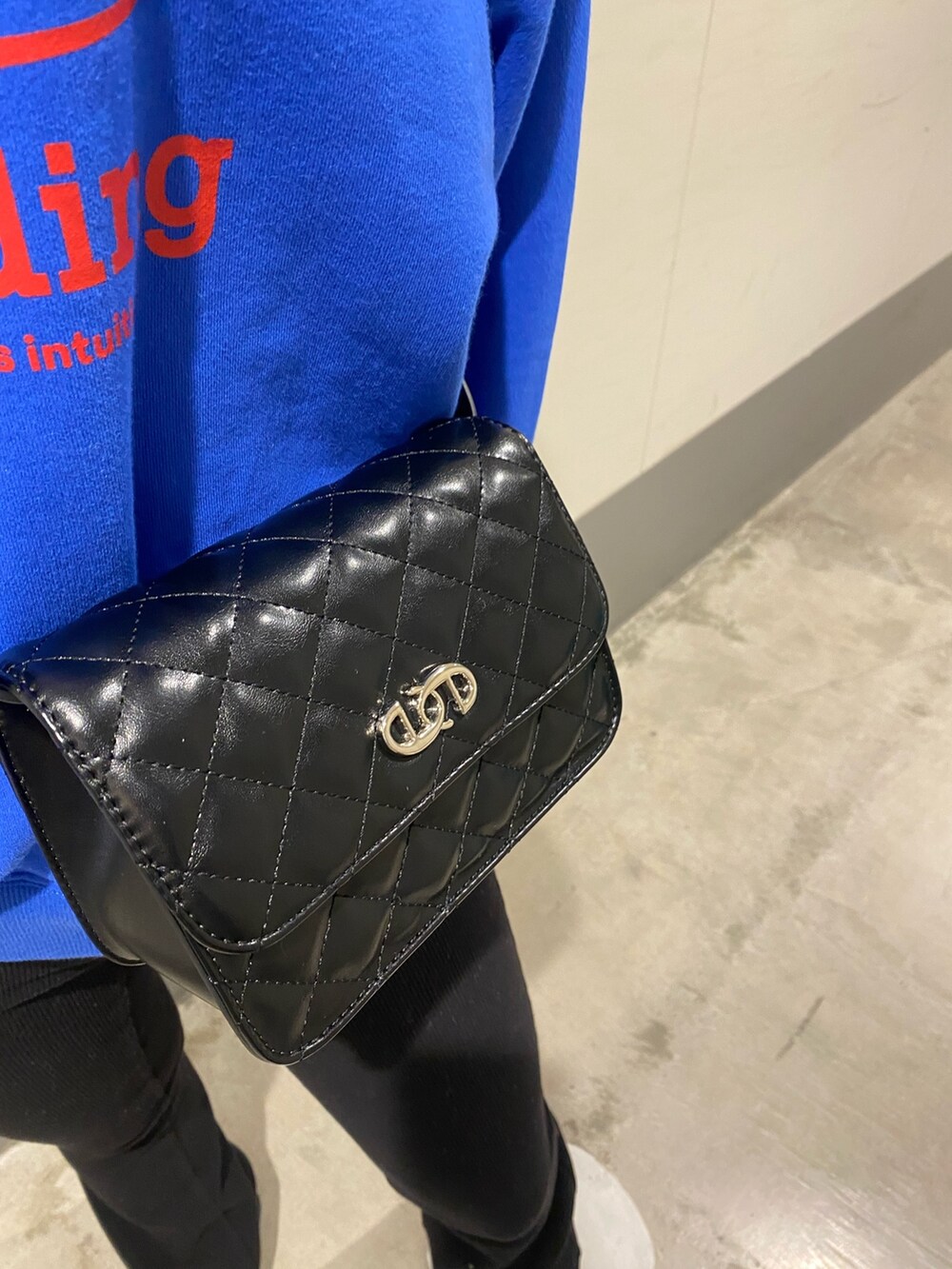 ホワイト系のブルゾン、ブラック系のその他パンツ、ブラック系のブーツを着用したレディースの冬コーディネートの10枚目の写真