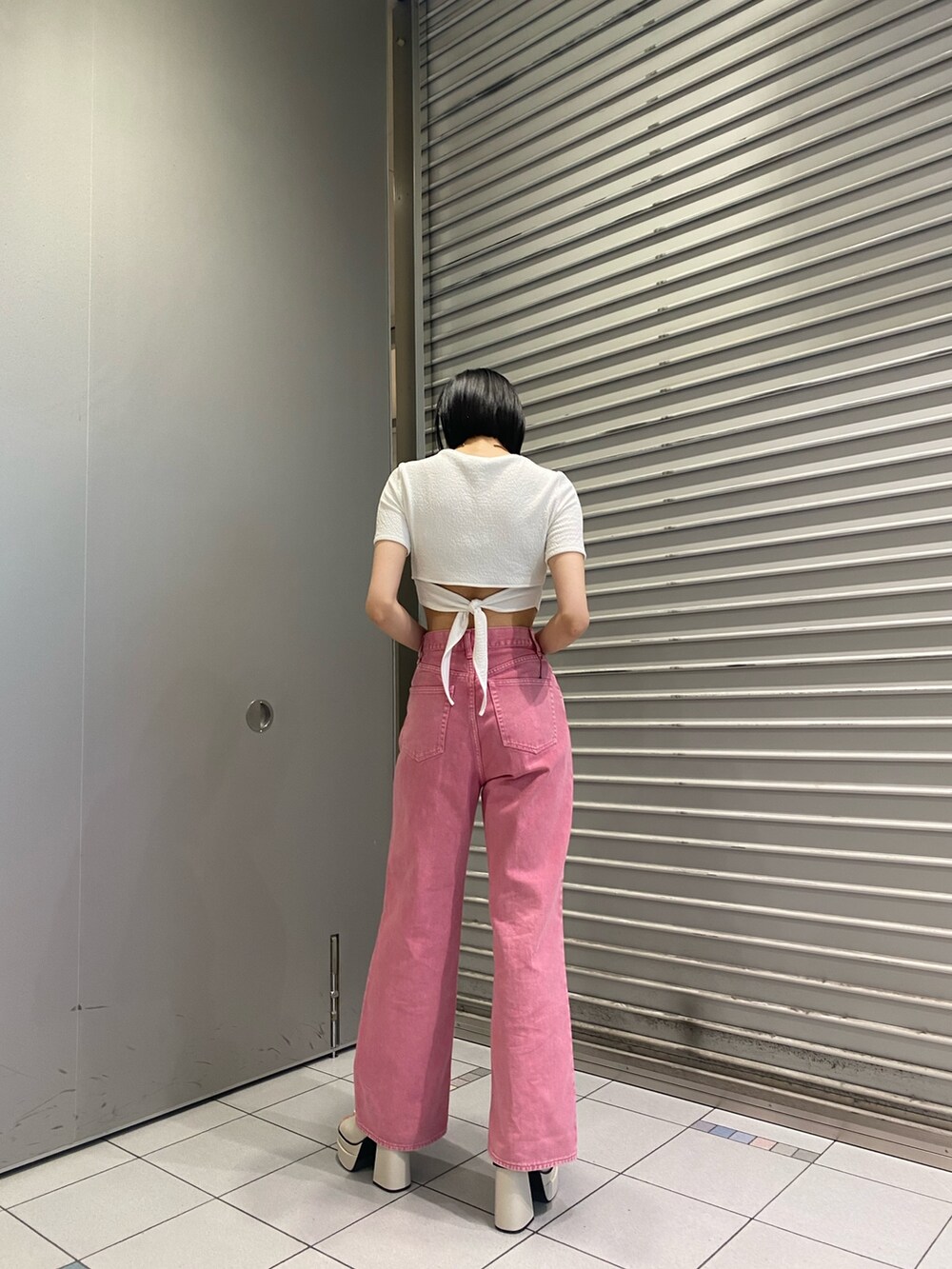 ホワイト系のサンダル、ピンク系のデニムパンツ、ホワイト系のTシャツ/カットソーを着用したレディースの春コーディネートの4枚目の写真