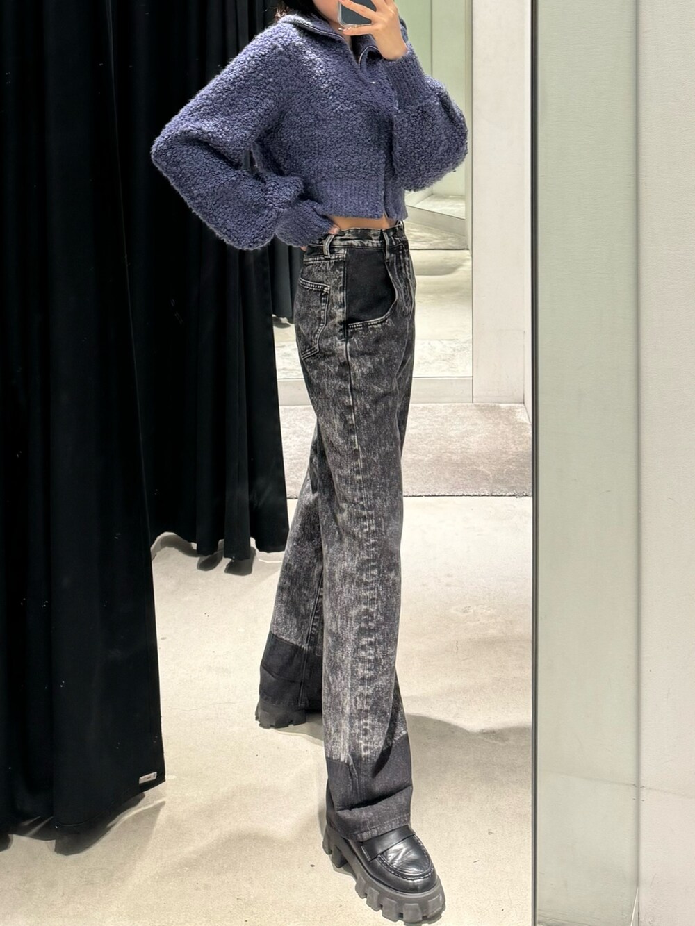 ブラック系のデニムパンツ、ブルー系のニット/セーター、ブラック系のローファーを着用したレディースの秋コーディネートの5枚目の写真