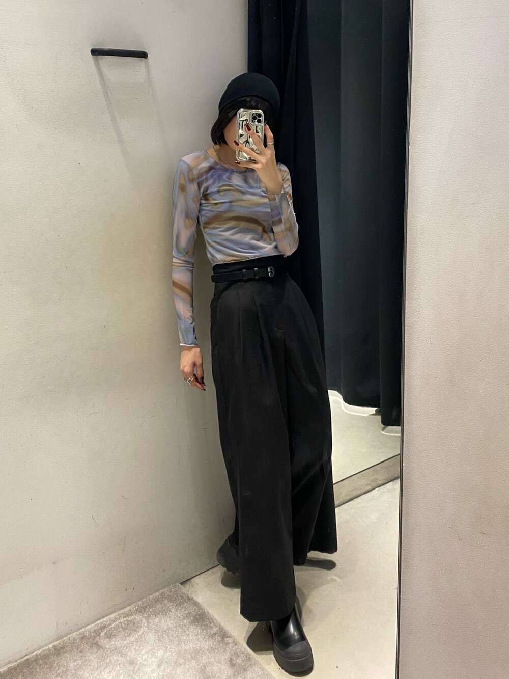 ブラック系のブーツ、ブラック系のその他パンツ、その他のTシャツ/カットソーを着用したレディースの秋コーディネートの5枚目の写真