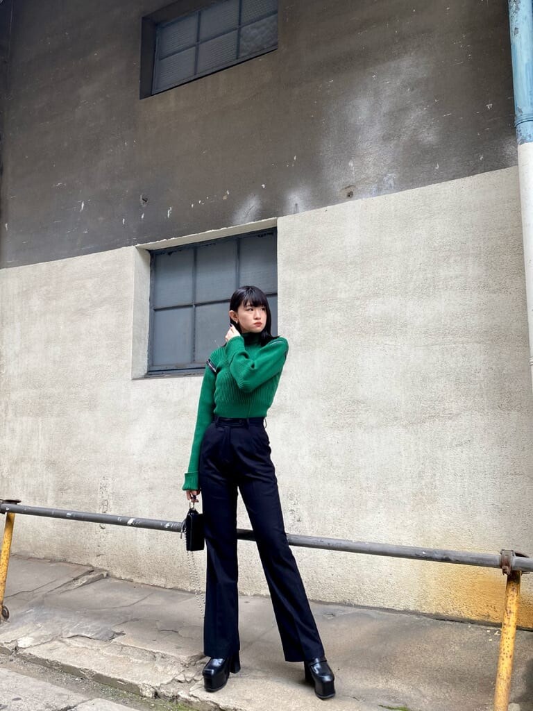 ブラック系のローファー、ブラック系のその他パンツ、グリーン系のニット/セーターを着用したレディースの冬コーディネートの2枚目の写真