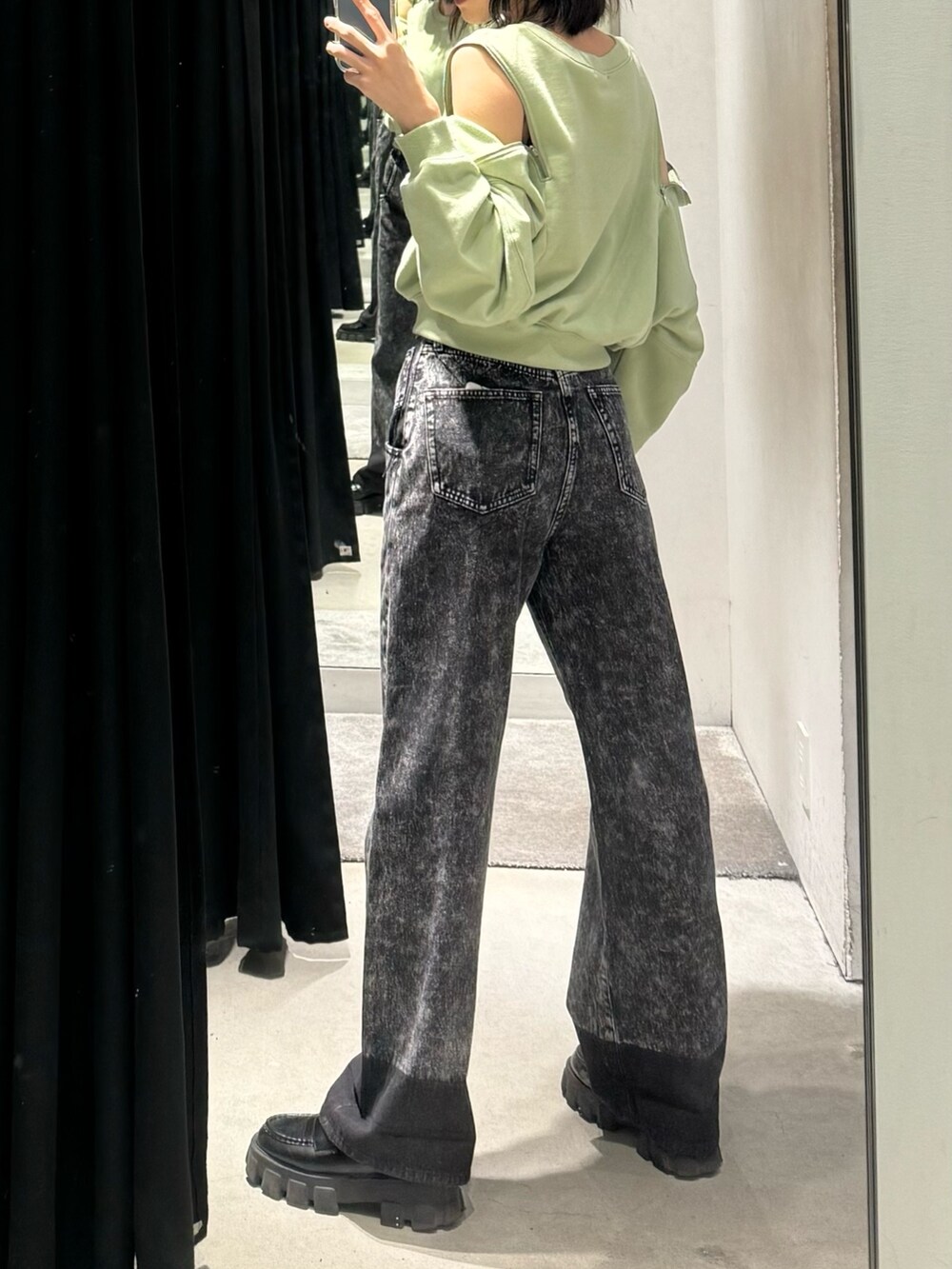 ブラック系のデニムパンツ、ブラック系のTシャツ/カットソーを着用したレディースの秋コーディネートの3枚目の写真